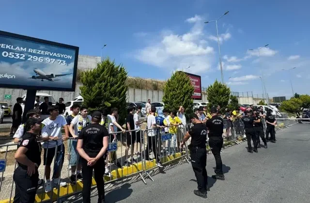 Fenerbahçe’de Jhon Duran’ı karşılamaya gelen taraftarın sayısı gündem oldu