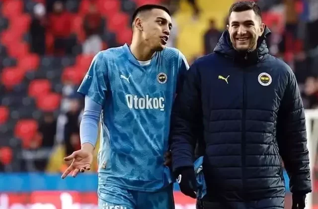 Fenerbahçe’den ayrıldığını yeni takımında paylaştığı fotoğrafla duyurdu