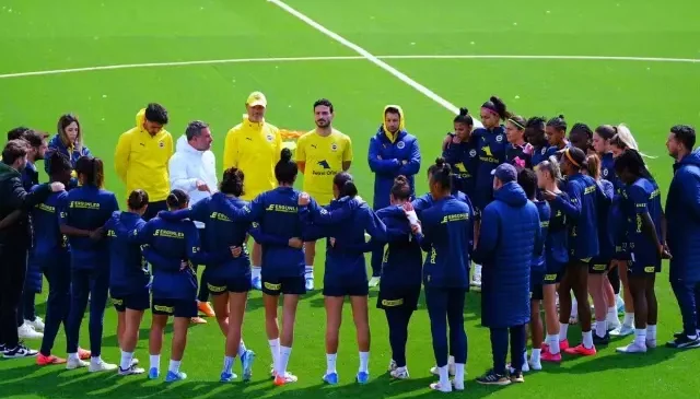 Fenerbahçe Kadın Futbol Takımı’nda 17 imza birden