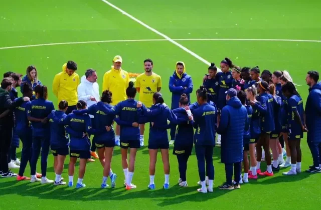 Fenerbahçe Kadın Futbol Takımı’nda 17 imza birden