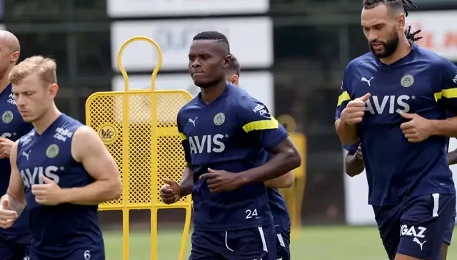 Fenerbahçeli eski yıldızdan sürpriz imza! Hem antrenör oldu hem de oyuncu