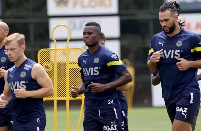 Fenerbahçeli eski yıldızdan sürpriz imza! Hem antrenör oldu hem de oyuncu