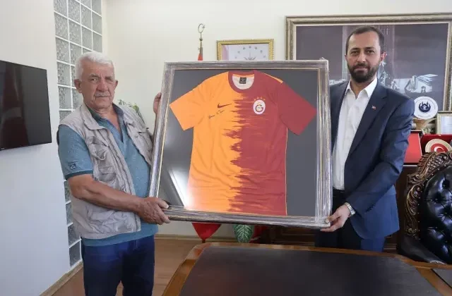 Fenerbahçeli kaymakamla iddiaya girdi, hediyesini kaptı
