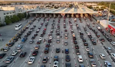 Gurbetçiler geliyor! Günlerce yol yapıp, saatlerce bu kuyrukta bekliyorlar