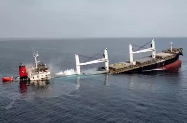 Husilerin batırdığı yük gemisinde öldüğü sanılan 10 mürettebatın sağ olduğu ortaya çıktı