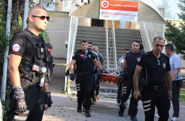Husumetlisini camide namaz kılarken boğazını keserek öldürdü