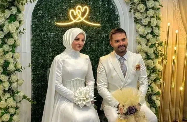 İki ay önce nikah masasına oturan Kadir Ezildi eşiyle kına gecesinde göbek attı