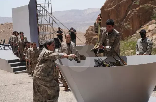 İlk görüntüler geldi! İşte PKK’nın silahları yaktığı anlar