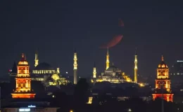 İstanbul’da hilal camileri süsledi
