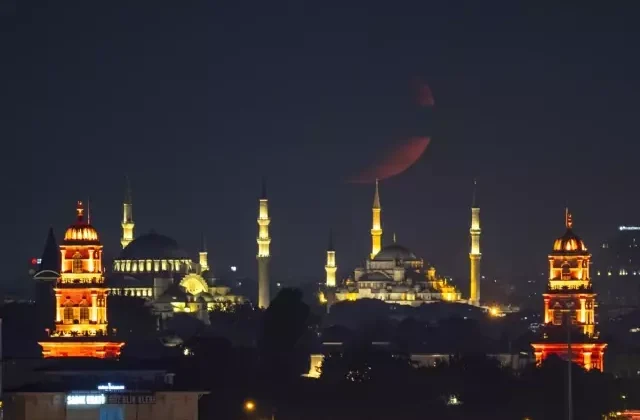 İstanbul’da hilal camileri süsledi