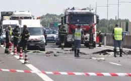İtalya’da ultra hafif uçak otoyola düştü: 2 ölü