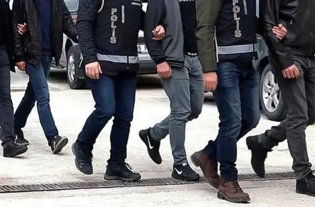 İzmir’deki ‘yolsuzluk’ operasyonunda 31 kişi tutuklandı