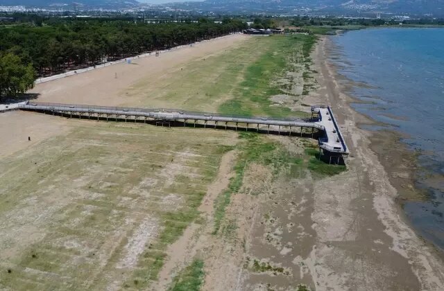 İznik Gölü’nde bir dönem deniz otobüsünün yanaştığı iskele karada kaldı