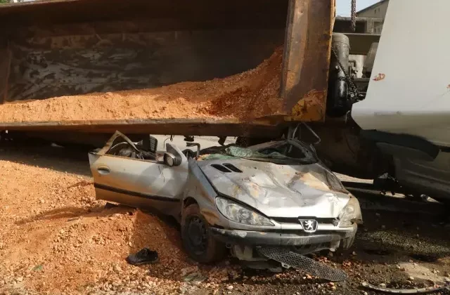 Kağıt gibi ezilen araçtan sağ kurtuldu, 1 yıl geçti hala atlatamadı