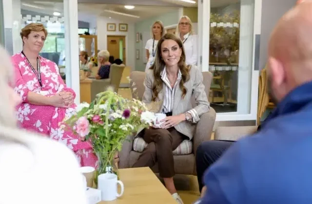 Kanseri yenen Kate Middleton, hastane ziyareti sırasında duygusal anlar yaşadı