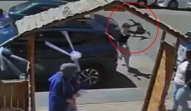 Karşıya geçen anne ve evladına araba çarptı! Çocuk metrelerce savrudu