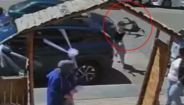Karşıya geçen anne ve evladına araba çarptı! Çocuk metrelerce savrudu