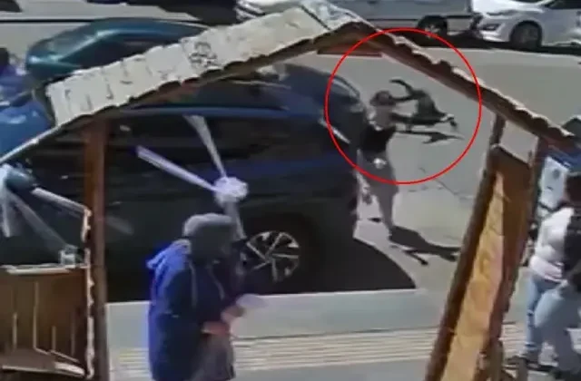 Karşıya geçen anne ve evladına araba çarptı! Çocuk metrelerce savrudu