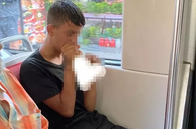 Kimseye aldırmadan zehrini soludu, yolcular da bir şey diyemedi