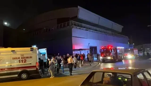Kocaeli’de düğün salonunda yangın çıktı! 2’si çocuk 4 kişi dumandan etkilendi