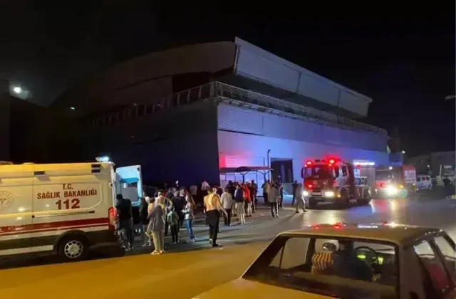 Kocaeli’de düğün salonunda yangın çıktı! 2’si çocuk 4 kişi dumandan etkilendi