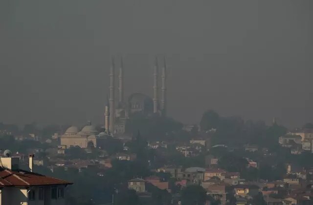 Komşumuz da alevlerle savaşıyor! Dumanlar Edirne’ye ulaştı