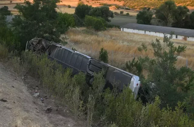 Kontrolden çıkan yolcu otobüsü şarampole devrildi: 27 yaralı