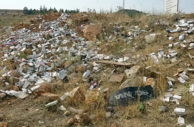 Aracını yol kenarına park eden sürücü, yüzlerce kutu ilaç buldu
