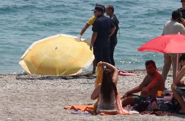 Konyaaltı Sahili’nde vücudunda kesikler bulunan erkek cesedi bulundu