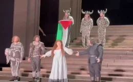 İngiltere’de Kraliyet Opera Salonu sahnesinde Filistin bayraklı protesto