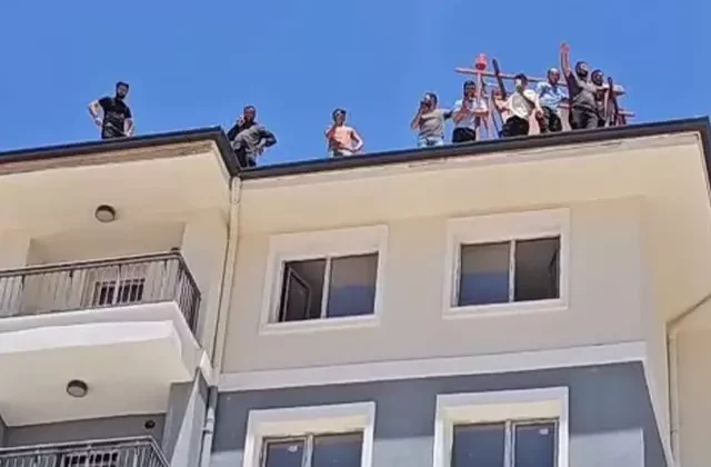 Maaşlarını alamayan inşaat işçilerinden toplu intihar girişimi