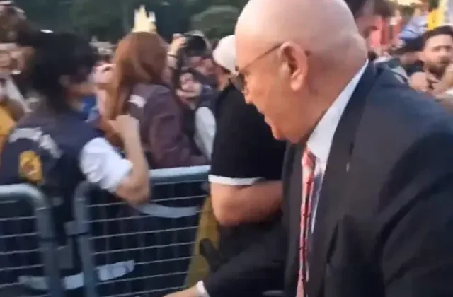 Mahmut Tanal bildiğiniz gibi! Polis barikatlarını böyle yıkıp geçti
