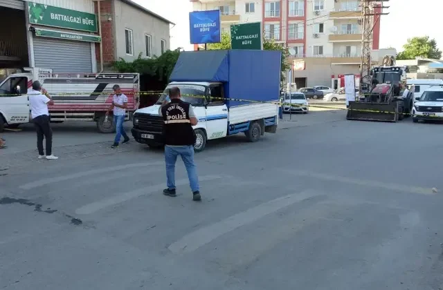 Sokak ortasında birbirlerine kurşun yağdırdılar: 2 yaralı
