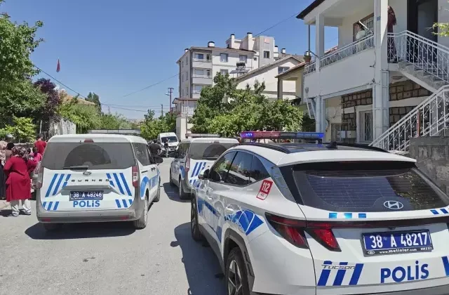 Önce üvey kızını vurdu sonra kendi başına sıktı