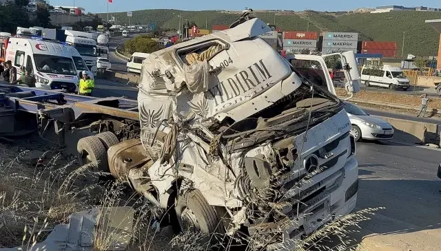 Otomobiller tır ile çarpıştı: Ölü ve yaralılar var