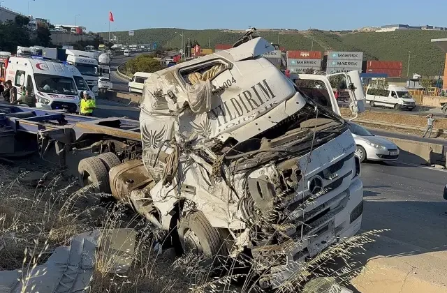 Otomobiller tır ile çarpıştı: Ölü ve yaralılar var