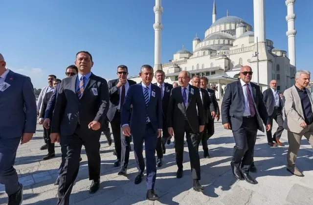 Özel ve Kılıçdaroğlu ‘mutlak butlan’ krizinin ardından ilk kez cenazede bir araya geldi