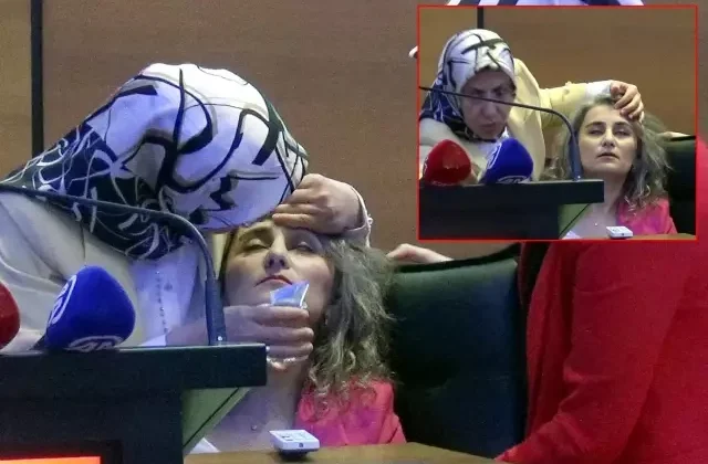 Panelde sunum yapan akademisyen aniden fenalaştı