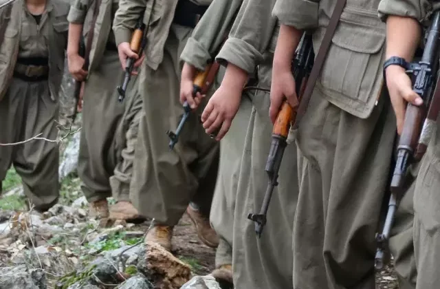 PKK’lı teröristler silahlarını içinde ateş yanan kazana atacak