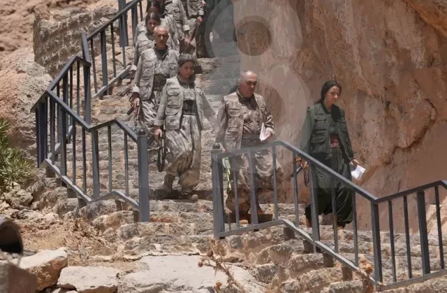 PKK’nın silahlarını imha edildiği törende kimler yar aldı? Bese Hozat da silahını yaktı