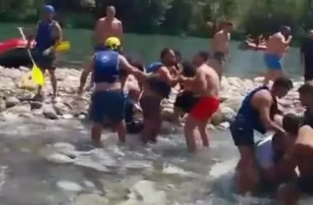 Rafting merkezinde ‘can yeleği giyme’ kavgası: Tekme, yumruk ve kürekler havada uçuştu