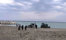 Sahilde güneşlenen kadını iş makinesi ezdi