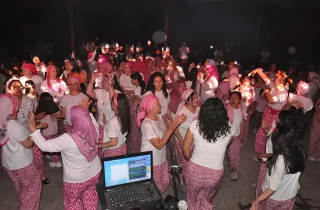 Manisa’da şalvarlarını giyen kadınlar eğlenceye koştu