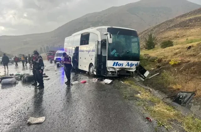 Sivas’ta yolcu otobüsü devrildi! 4 kişi öldü, 33 kişi yaralandı