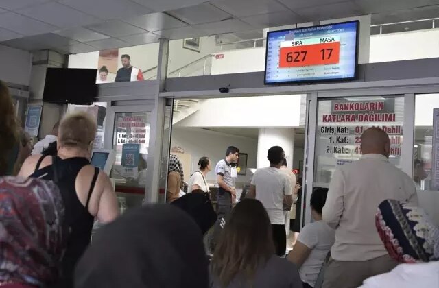 Son güne bırakmanın bedelini ödediler! Ehliyet yenileme kuyrukları müdürlükleri kilitledi