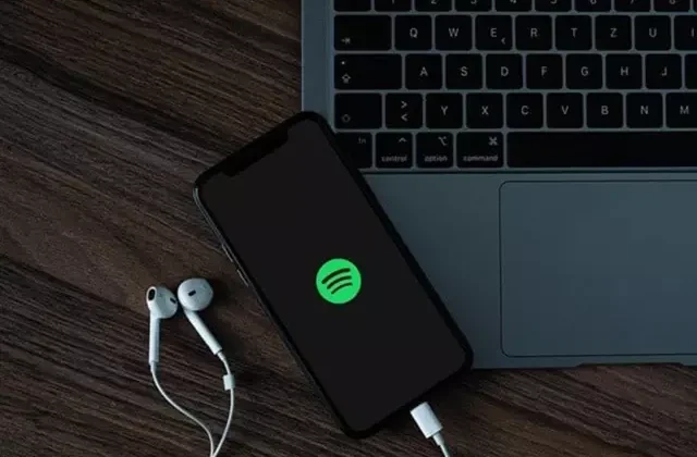 Spotify uygulamalarıyla tepki çekiyor: Peygamberimize hakaret eden başlıklarla listeler var
