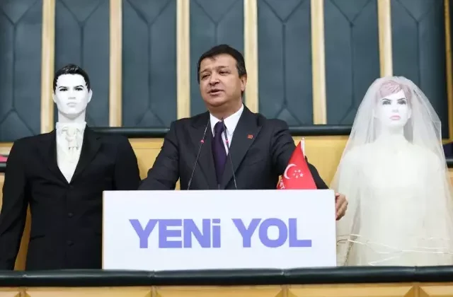 TBMM’de ilginç protesto! Kürsüye gelin ve damat mankeniyle çıktı