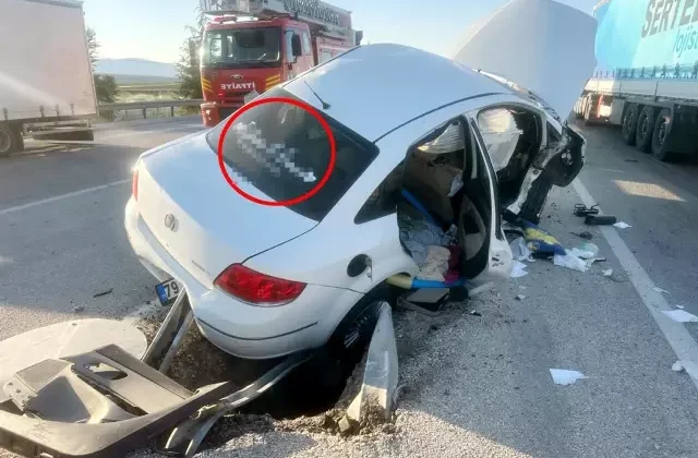 Traktöre çarpan otomobilde üsteğmen hayatını kaybetti, eşi ağır yaralı