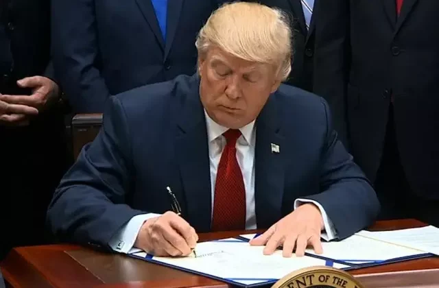 Trump, Suriye’ye yönelik yaptırımları resmen kaldırdı