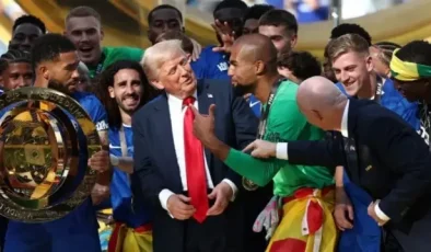 Trump, uyarılara rağmen sahneden inmedi; Futbolcular ile kupayı kaldırdı!